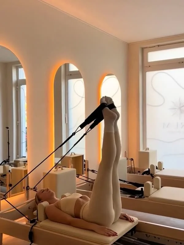 Beinheben auf dem Reformer Gerät